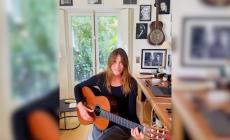 Carla Bruni dedica 'Let it be' a Sarkozy e posta il video
