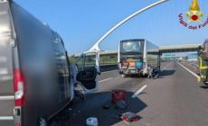 Furgone tampona pullman di turisti sulla A1, muore un 40enne. Coda di 10 km