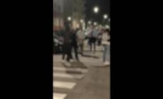 Tentano di rubare all'Esselunga, arriva la polizia e si danno alla fuga - Il video 