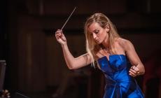 Il ministro Giuli difende Beatrice Venezi, lei respinge le critiche ma è ancora polemica. Orchestra Toscanini di Parma, solidarietà verso i colleghi