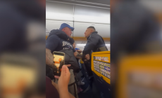 Passeggeri "indisciplinati" trascinati fuori dal volo Ryanair - Video