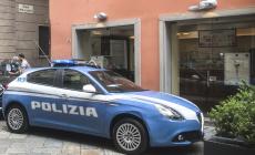 Minaccia e lancia una bottiglia in faccia al fratello:  denuncia e daspo urbano per un 48enne italiano