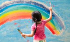 Crescere disegnando. Dalla «scia» delle pappe sul tavolo, agli scarabocchi, alle rappresentazioni: cosa comunicano i  bambini.