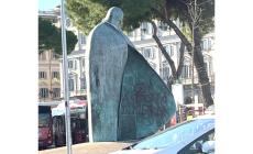 Imbrattata la statua papa Wojtyla, Meloni: "Atto indegno"