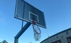 Nel campetto di via Oradour canestro danneggiato
