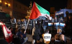 Pro-Pal in corteo nonostante i divieti: scontri e idranti in piazza a Bologna. Fermato un manifestante 