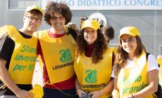 Giovani studenti in azione per pulire il campus - Le foto