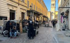 Via Cavour transennata: un bar diventa il set per uno spot - Le foto