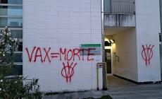 Scritta no vax sui muri nel quartiere Montanara 