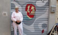 Giuseppe Verdi con la «saetta» di David Bowie: in borgo Guazzo un nuovo ritratto del grande Maestro della pittrice parmigiana Roberta Musi
