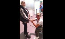 L'amore decolla dal Verdi: proposta di matrimonio al gate (ha detto s&igrave;)