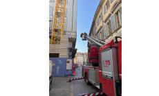 Operaio cade da un'impalcatura di un cantiere in centro:  fa un volo di 5 metri, ma è salvo. Intervento di 118 e vigili del fuoco