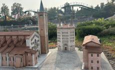 La piccola (in tutti i sensi) Parigi brilla nel parco giochi: nostalgia parmigiana a Leolandia (Le foto)