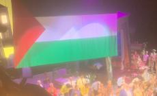 Alla fine del Falstaff sul palco del Regio dispiegata la bandiera palestinese