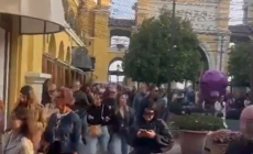 Fidenza village, la corsa ai saldi &egrave; reale: un fiume di gente verso i negozi - Video