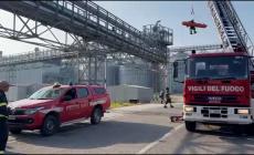 Salvato un "finto" operaio sospeso nel vuoto: esercitazione dei vigili del fuoco alla Barilla - Video