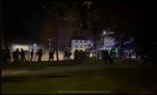 Corteo Pro-Pal a Udine nella serata di Italia-Israele, tensioni con la polizia in piazza. Lanciati lacrimogeni - Foto