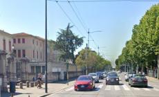 Investita sulle strisce davanti al Maggiore: ferita una 52enne