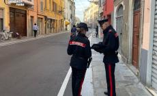 Sfonda la saracinesca ed entra in una tabaccheria del centro arraffando il fondocassa e diversi pacchetti di sigarette. Denunciato 32enne 