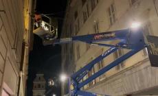 In via Farini arrivano (con largo anticipo) le luminarie di Natale  - Video