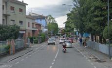 Scontro scooter-bici in strada Langhirano, un ferito al pronto soccorso