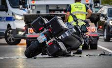 Via Pastrengo, violento scontro tra auto e moto: padre e figlio trasportati al Maggiore