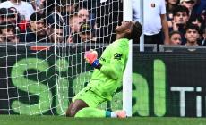 Cuore e sacrificio, il Parma porta via un punto da Genova. Crociati in 10 per 45' Suzuki para un rigore al 96'. Genoa-Parma 0-0 - Il Milan batte la Fiorentina ed &egrave; primo: risultati e classifica