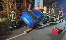 Si schianta contro cartello della campagna anti-incidenti