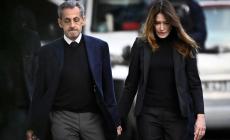 Sarkozy va in carcere: l'uscita da casa mano nella mano con Carlà e il post: «Oggi viene rinchiuso un innocente». E' il primo ex presidente della Repubblica nell’Ue ad essere rinchiuso in cella