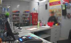 Il video del ragazzino che ruba al distributore