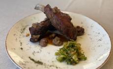 Costine di Cinta Senese con castagne, miele e verza: la ricetta di Luca Maffei