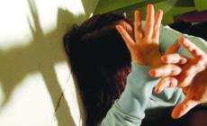 Aggrediscono la vicina di casa con lo spray urticante: tre denunciati nel Reggiano 