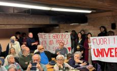 "Fuori i sionisti dall'Università": attivisti pro-Pal impediscono l'incontro con Emanuele Fiano (Pd) a Ca' Foscari - Foto 