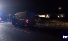 Rapina a due portavalori in A14: banda in azione con esplosivo, armi semiautomatiche e chiodi 