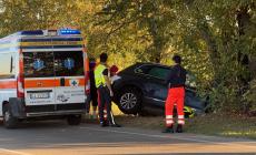 Auto contro una pianta sulla via Emilia, a Fornovo scontro fra auto e moto 