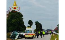 Scontro tra bus studenti e auto, un morto nel Trevigiano. Una decina di ragazzi sotto choc. L'automobilista aveva la patente scaduta 