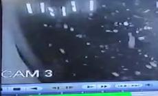 Molotov contro un laboratorio di pasticceria: il momento dell'esplosione - Video