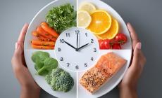 Dimmi quando mangi: il «timing» dei pasti. I menù che seguono il metabolismo