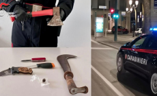 In auto con coltelli, roncola e droga: nei guai un 21enne. Nuovi controlli e denunce fra Parco Ducale e parco Falcone e Borsellino