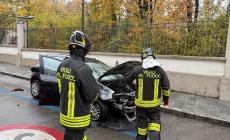 Paura  in viale Primo Maggio: auto in fiamme (Le foto)