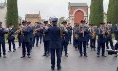 La Banda Verdi suona davanti al cimitero della Villetta - Video 