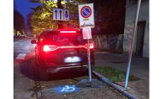 Quando la segnaletica stradale (pre-partita) occupa il posto riservato ai disabili - Foto