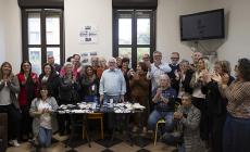 Il maestro Somacher riabbraccia i suoi alunni, classe V del 1970
