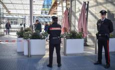 Donna accoltellata a Milano in piazza Gae Aulenti,  aggressione senza un apparente motivo 
