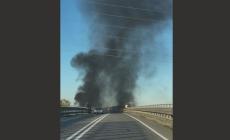 Incendio sotto il cavalcavia: fumo nero in tangenziale all'altezza di via Burla 