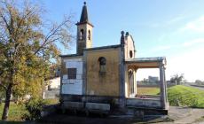 Zibello, ennesimo furto alla chiesetta di San Luigi: spariti i fiori in memoria di Aldino Zecca 