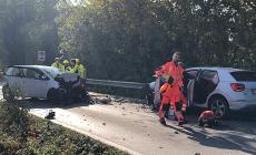 Frontale in via Traversetolo, due feriti: uno, rimasto incastrato, ha riportato gravi fratture. Elisoccorso sul posto