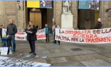 "Scienza come strumento, non come religione": in piazza Garibaldi presidio per contestare l'infettivologo Matteo Bassetti - Video 