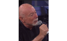 Paolo Nori canta l'inno del Parma a Radio 2 - Video
