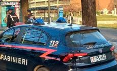 Vigilante del supermercato preso a calci e pugni alla fine del turno da un giovane che aveva sorpreso a rubare: denunciato per lesioni 22enne straniero